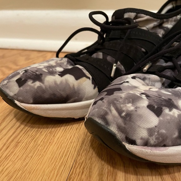 Easy Spirit Breathable Tennis Shoes, Black, White, Gray Floral, Thick Soles, EUC - Picture 6 of 9